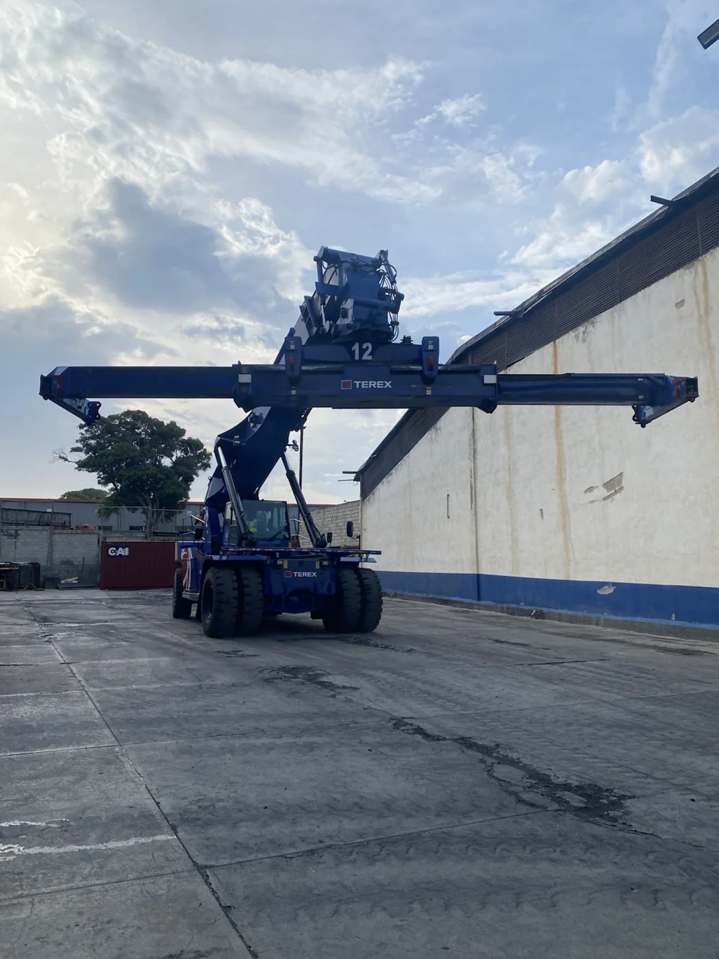 Operación de equipo logístico en área de almacenamiento