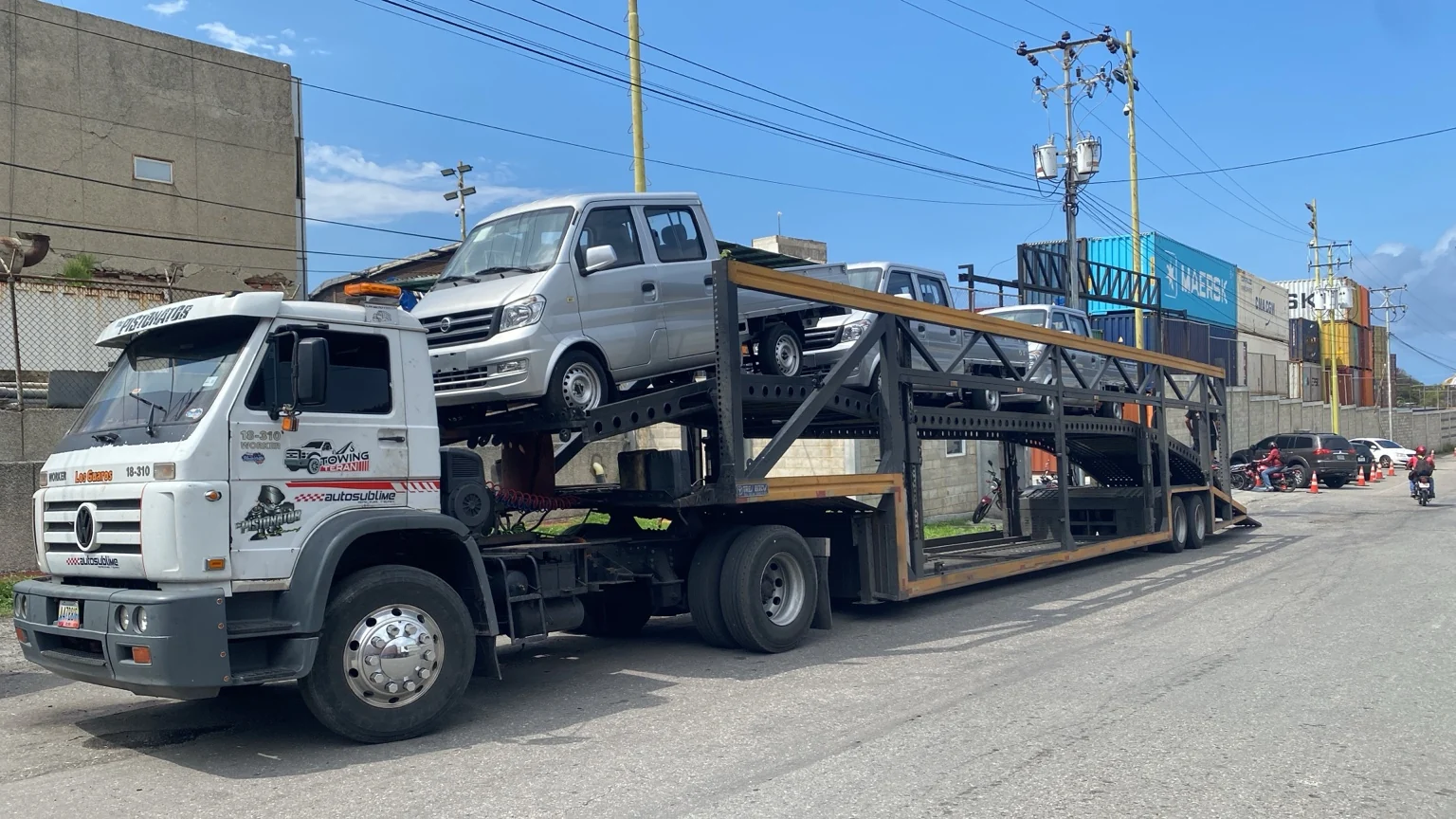 Transporte de vehículos en plataforma, fotografía de una operación logística